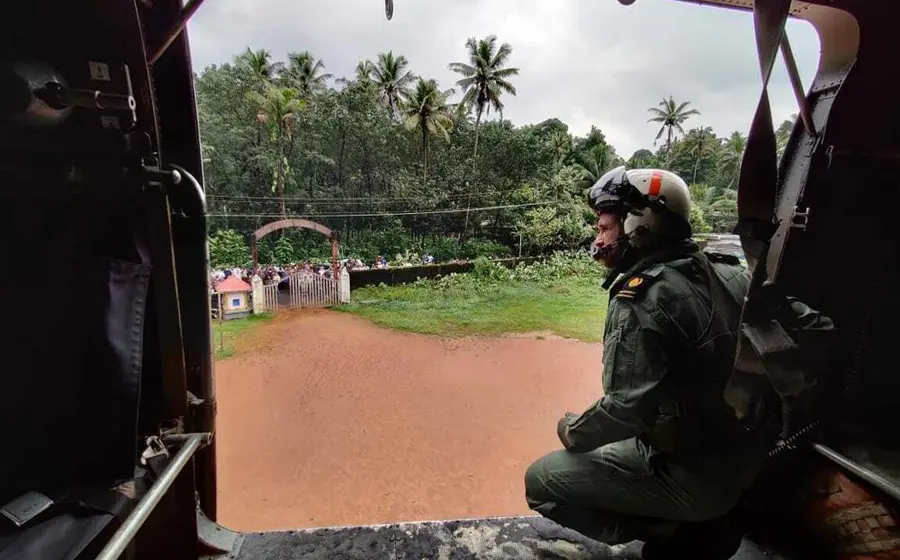 Soldado sobrevolando zona inundada de la india 