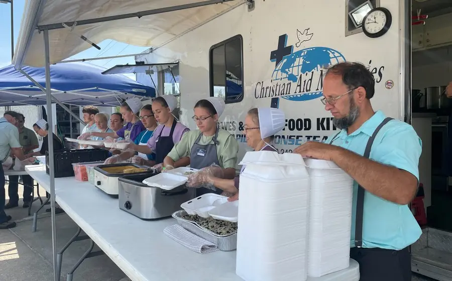 Misioneros sirviendo comida