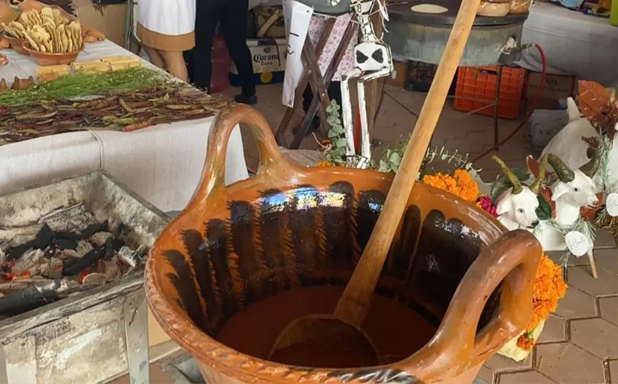 Cazuela con mole de caderas