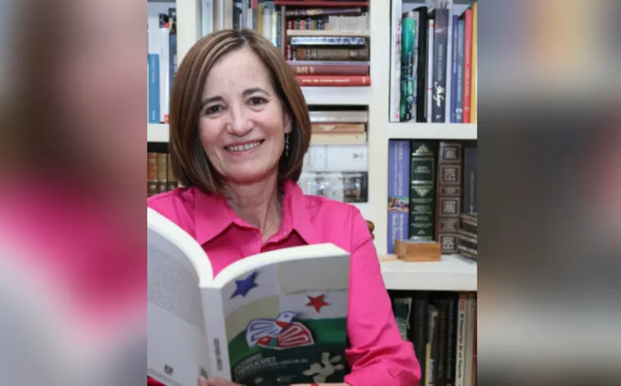 Mónica Lavín con libro entre sus manos