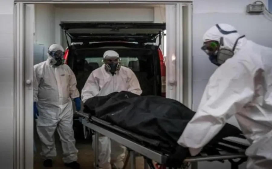 Personal médico transportando muerto