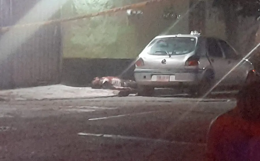 Obrero muerto en estacionamiento