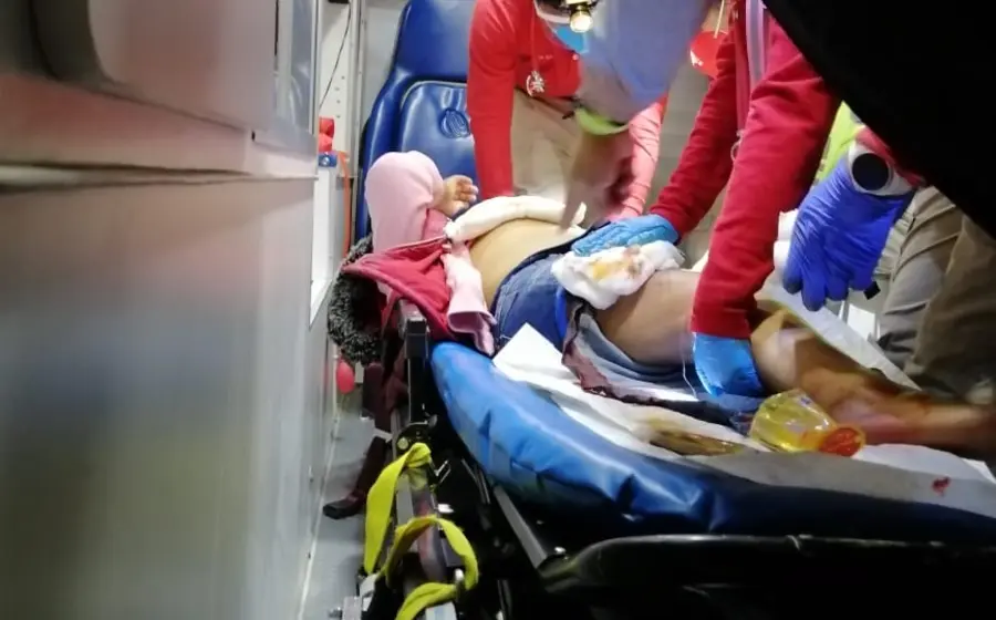 Mujer apuñalada es auxiliada por paramédicos