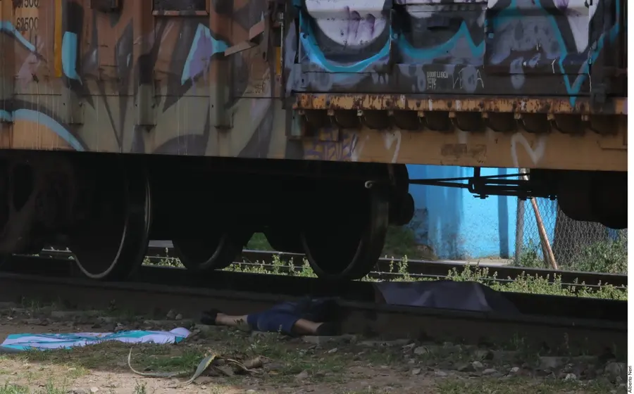 Cuerpo de la mujer de la tercera edad arrollada por tren