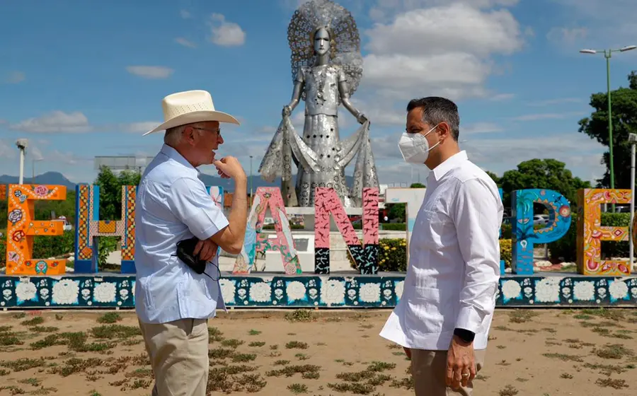 Alejandro Murat y Ken Salazar platicando.