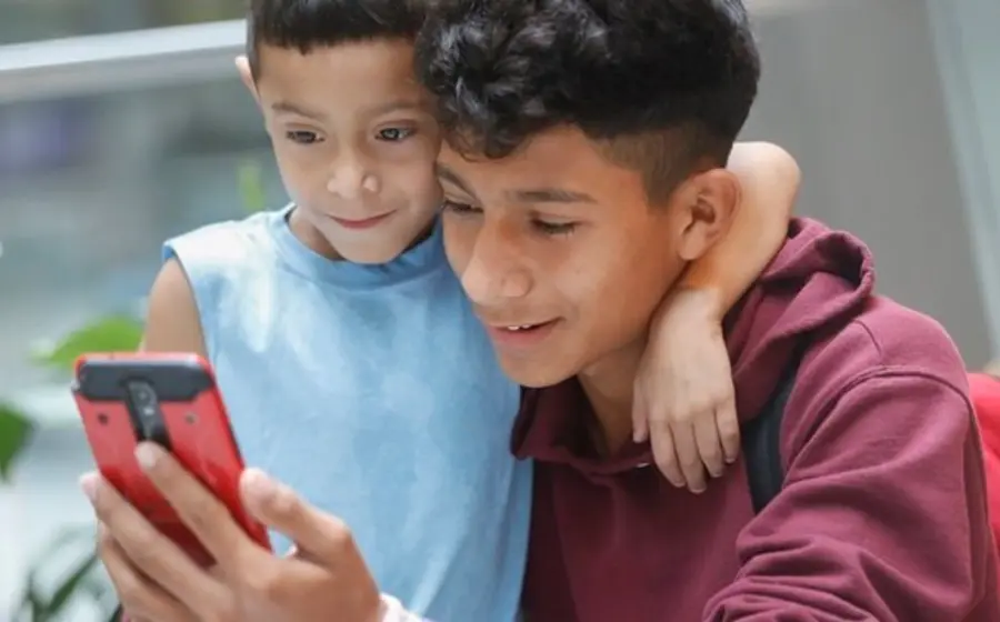 niños con celular 