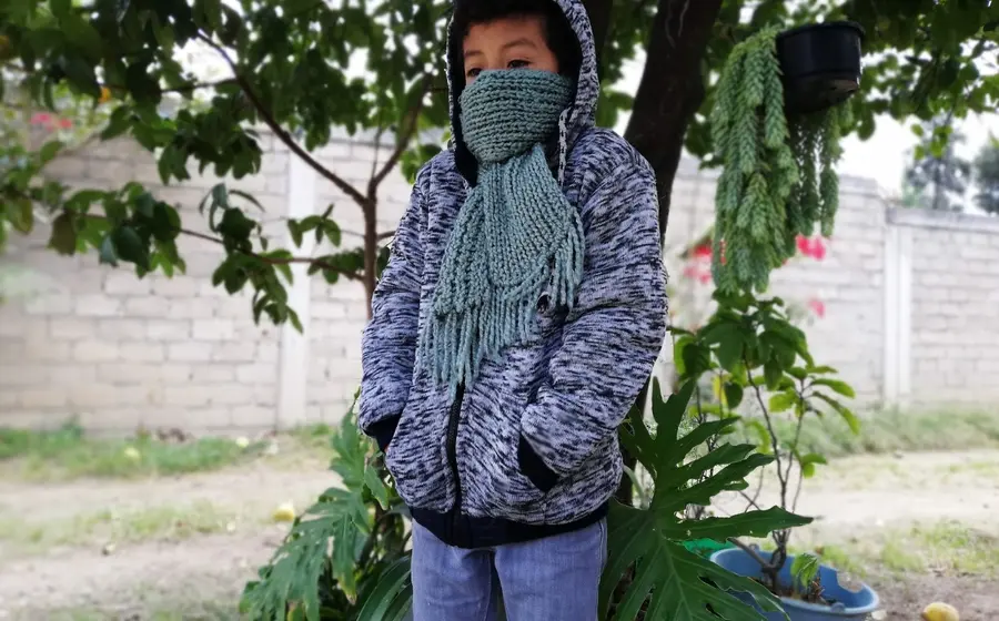 Niño con bufanda