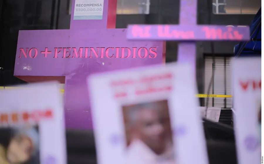 Cruz morada y rosa contra feminicidios