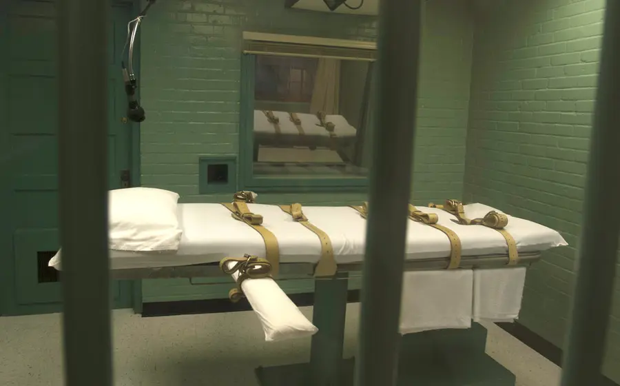La inyección letal consta de 3 drogas: midazolam (sedante), bromuro de vecuronio (paralizante), y cloruro de potasio— que tiene por objetivo sedar y anestesiar primero al prisionero antes de matarlo, sin dolor, mientras está inconsciente.