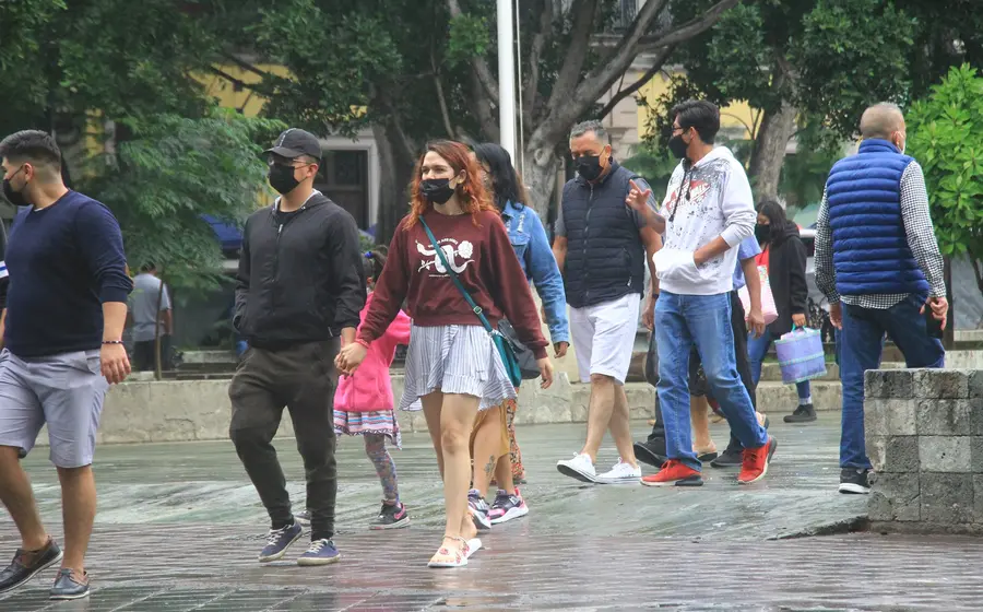 personas caminando pandemia 