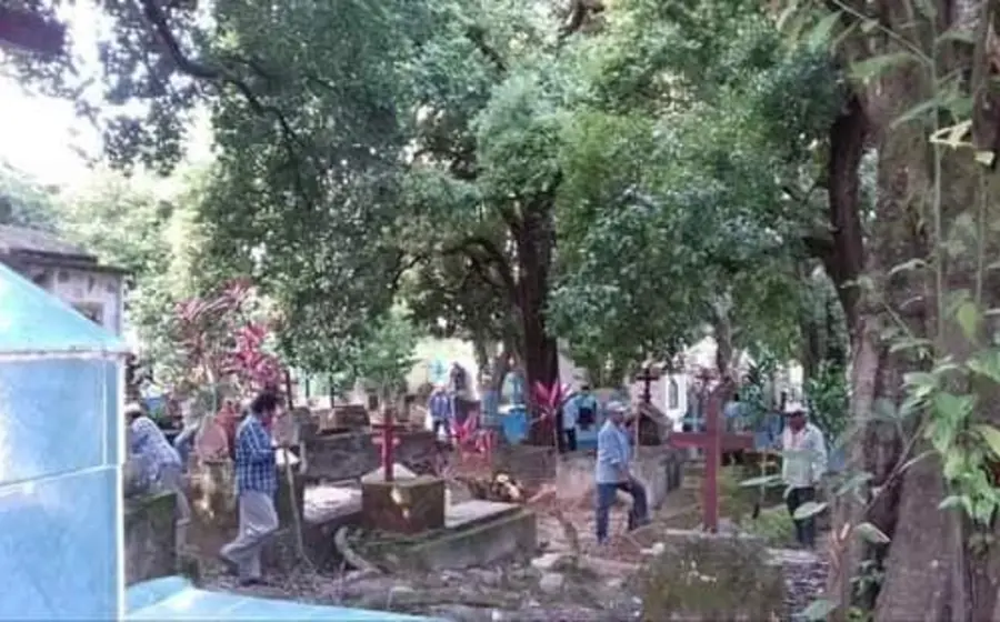 Gente en panteones
