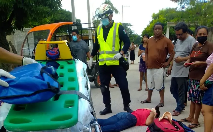 Paramédicos atendiendo a accidentada.
