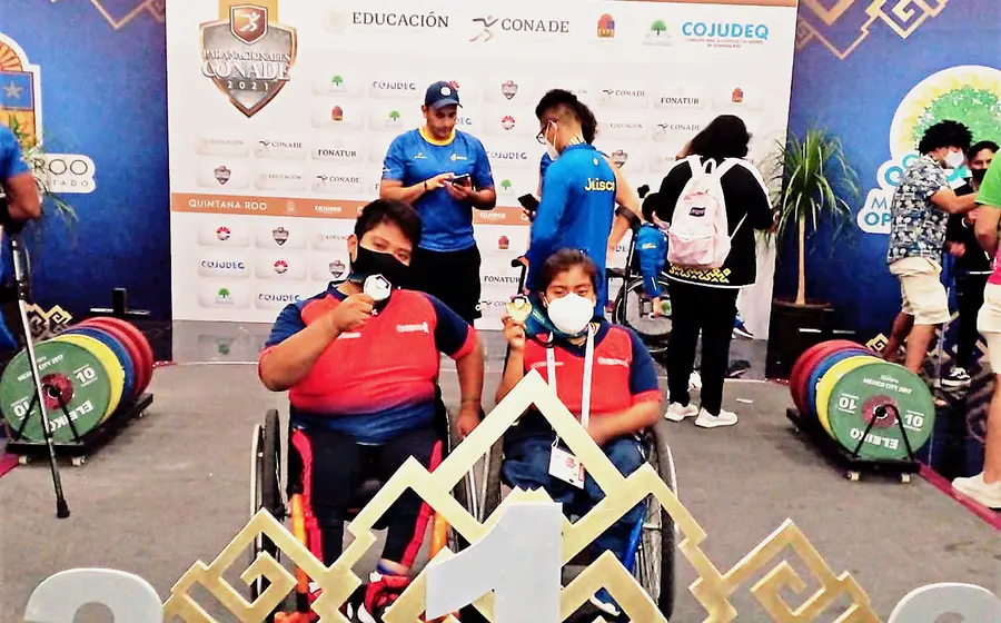 Atletas recibiendo medalla
