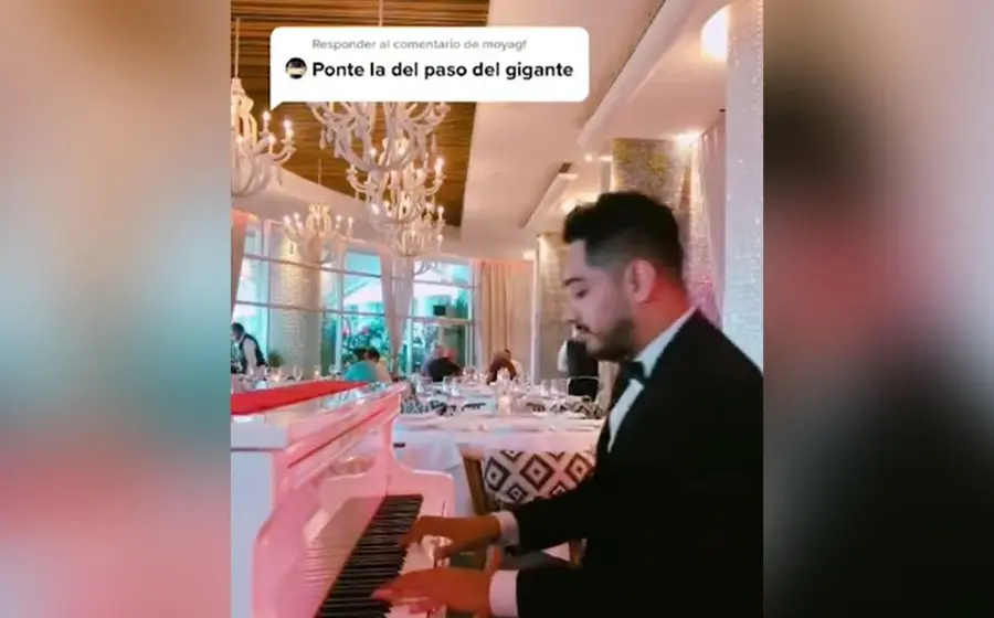 Capturas del video del pianista viral