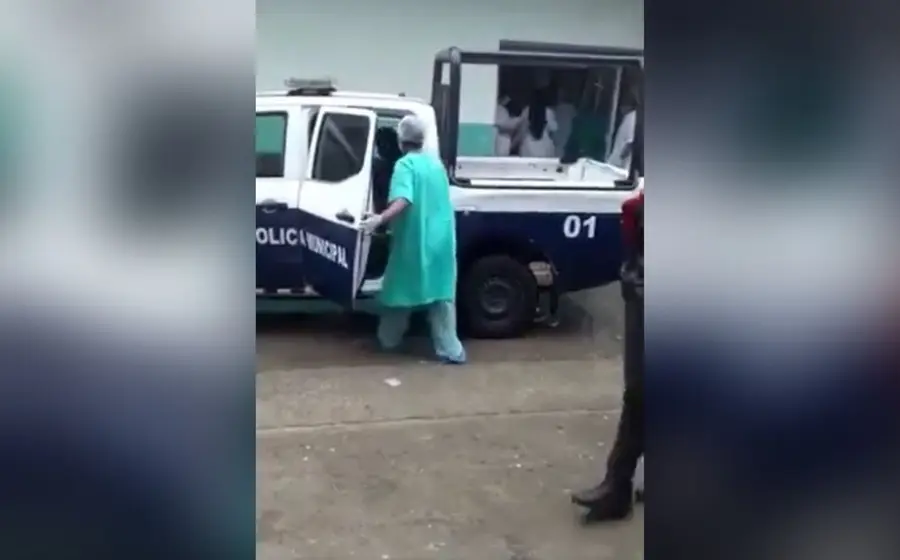 Mujer bajando de patrulla en Veracruz