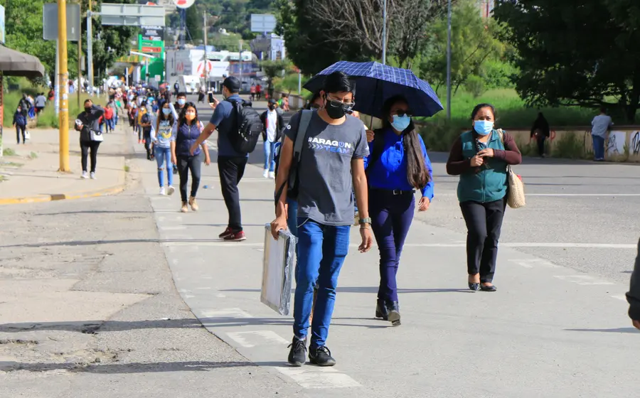 Personas caminando 