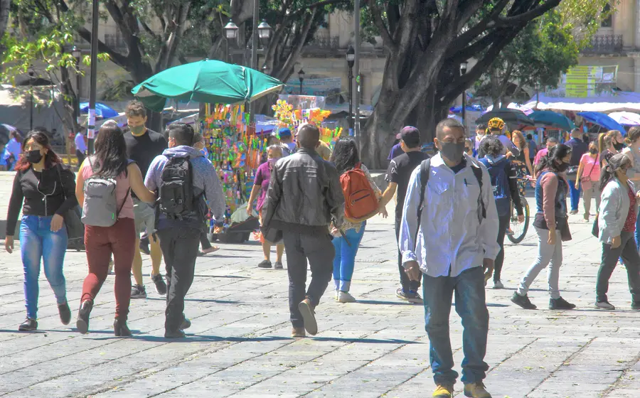 Personas en Oaxaca usando cubrebocas