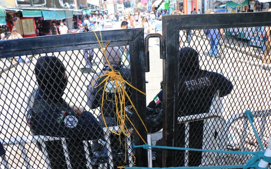 Policías delante de valla