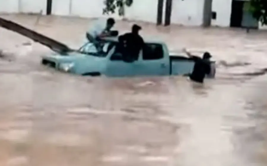 Los policías quedaron varados debido a las fuertes lluvias provocadas por el huracán "Pamela".