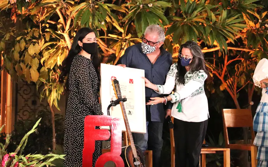 Natalia Sánchez recibiendo Premio Aura Estrada en FILO