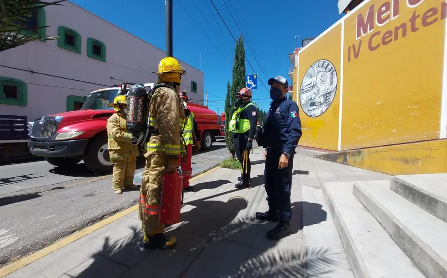 Bomberos y policías en mercado IV Centenario.