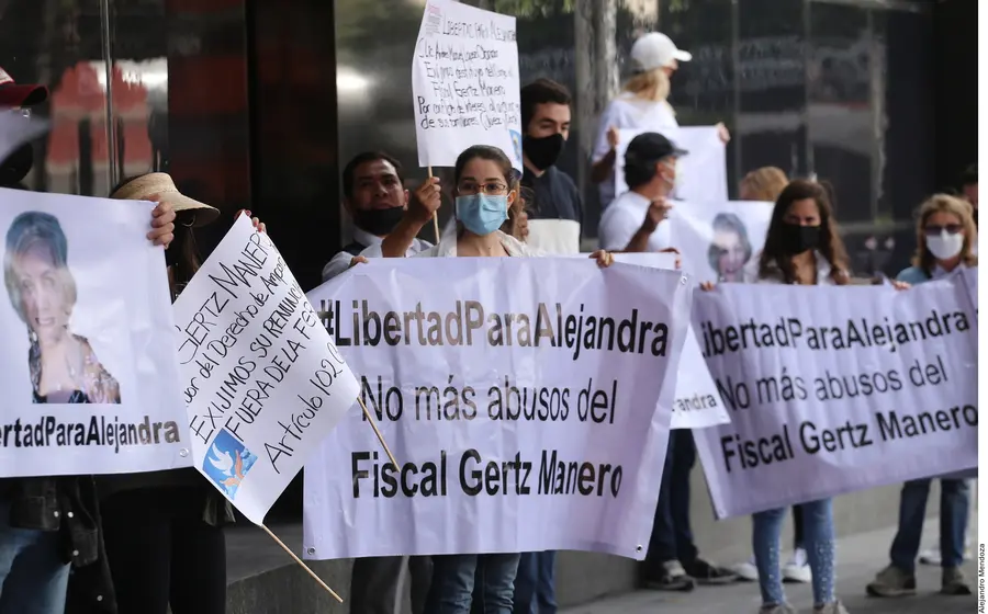 Personas protestando con mantas