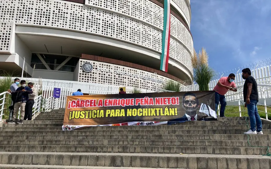 Personas con lona piden justicia por caso Nochixtlán