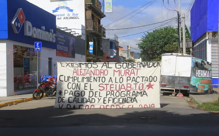Manta con demandas de disidentes del STEUABJO