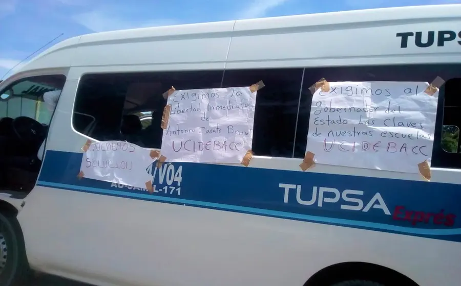Suburban con carteles