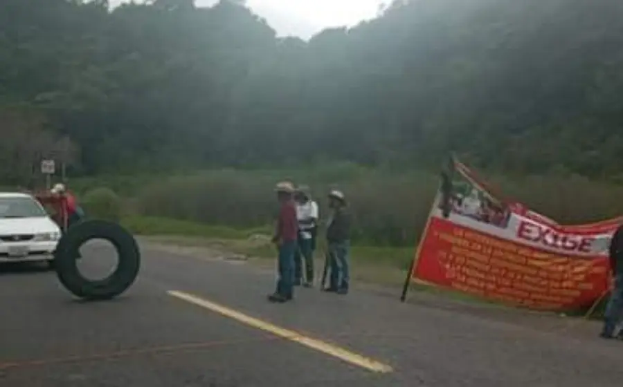 Gente protestando en carretera