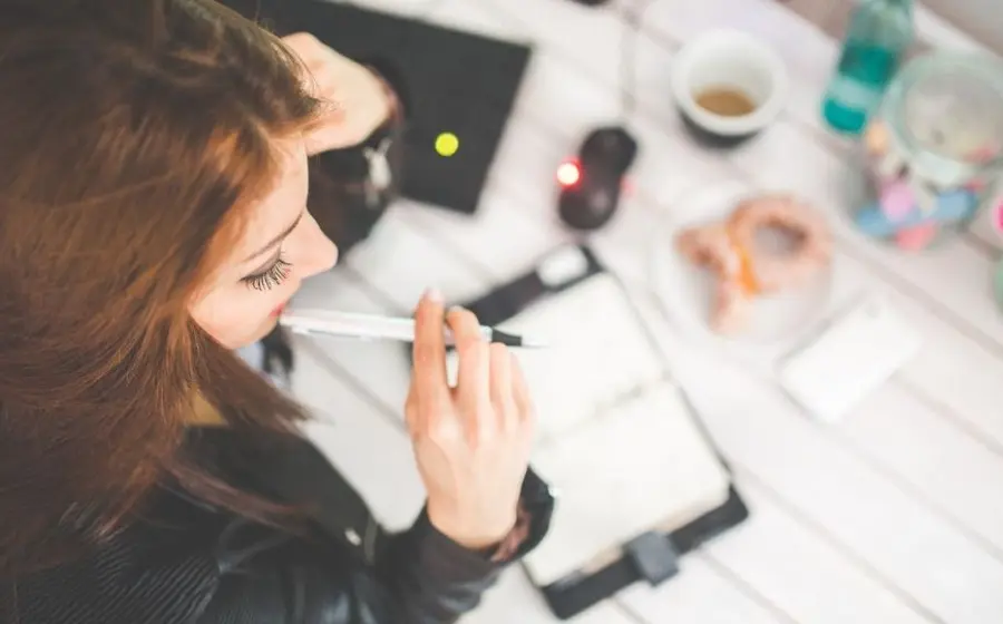 Mujer pensando sobre el escritorio