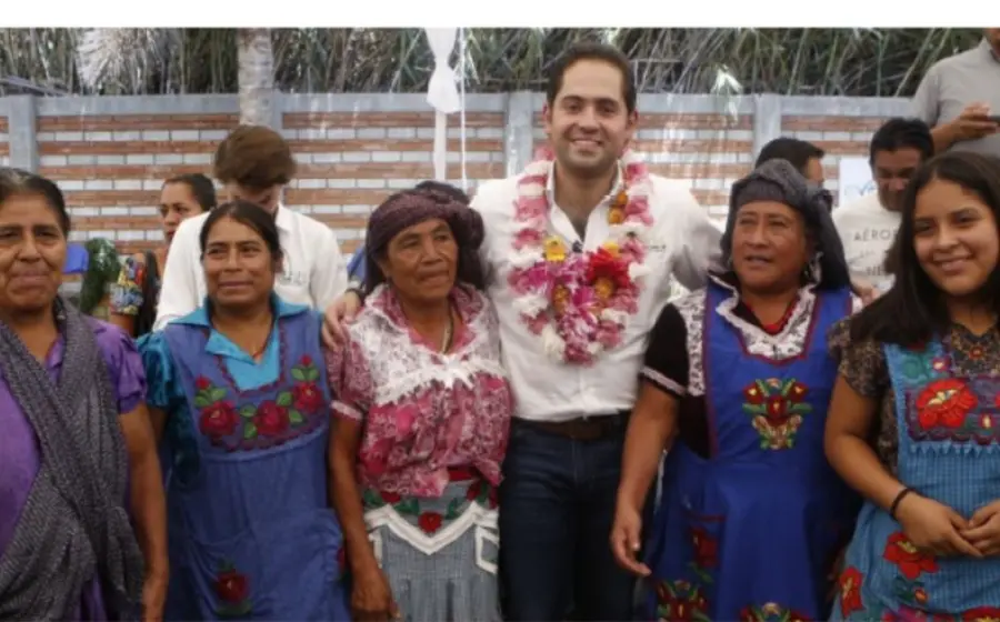 Raúl Bolaños y mujeres oaxaqueñas