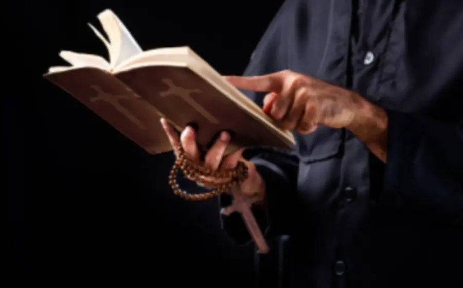 Biblia y religioso