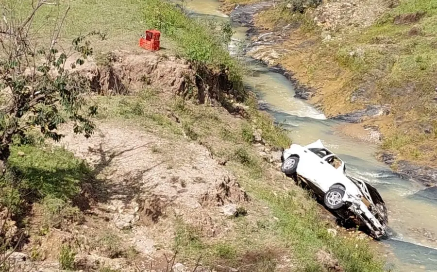 Auto arrastrado por el río