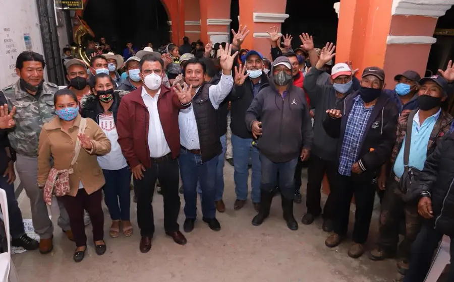 Armando Contreras y militantes.