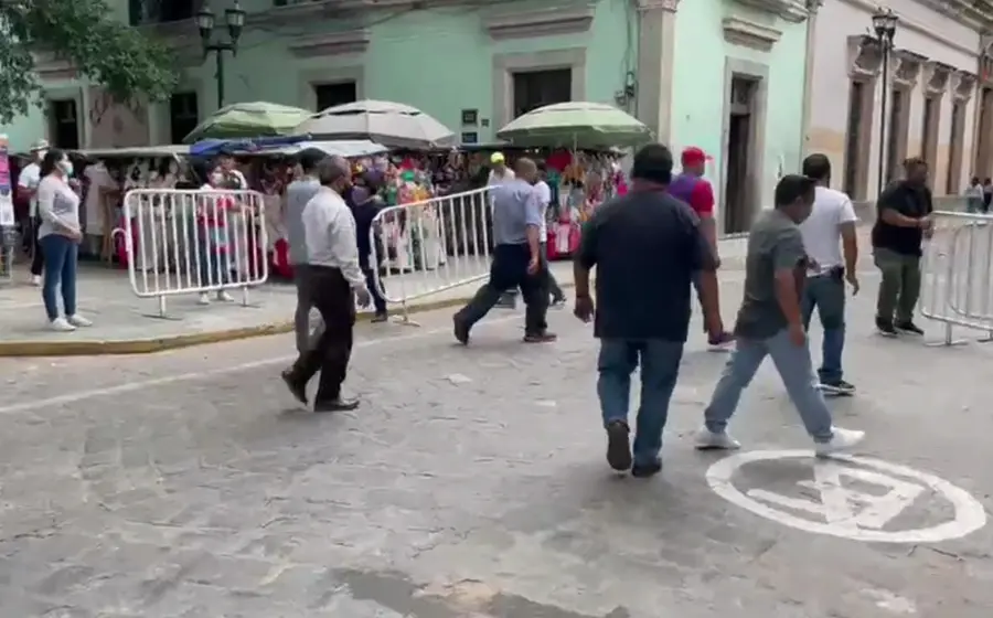Vendedores retiran vallas en Oaxaca de Juárez