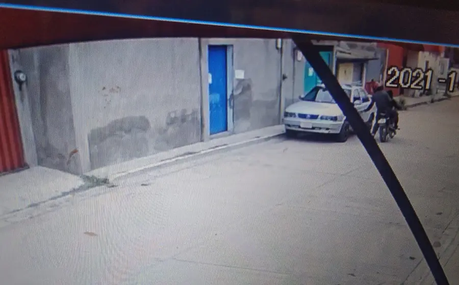 Personas en moto robando auto