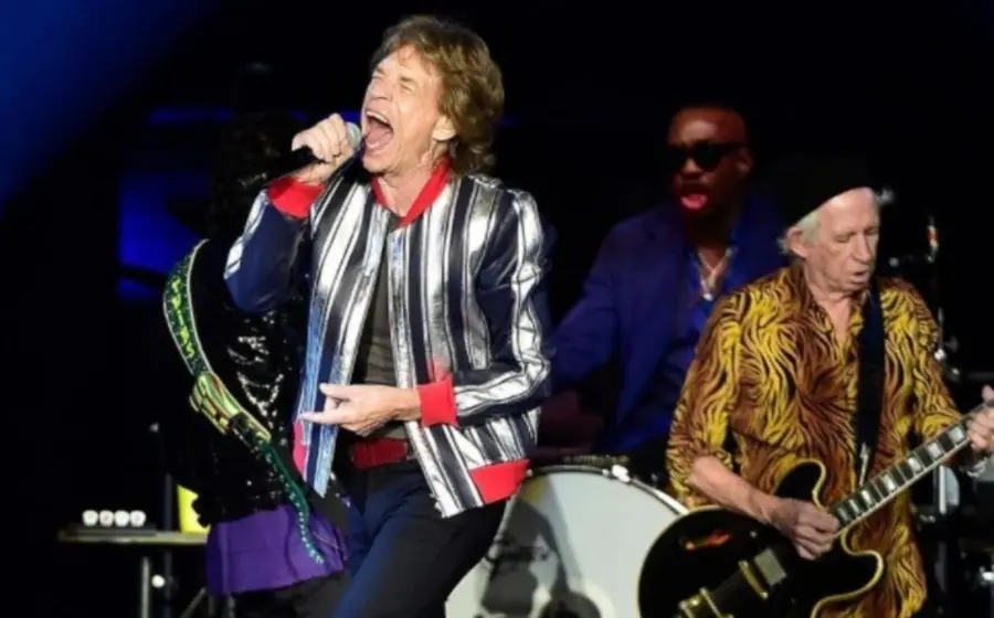 Mick Jagger cantando