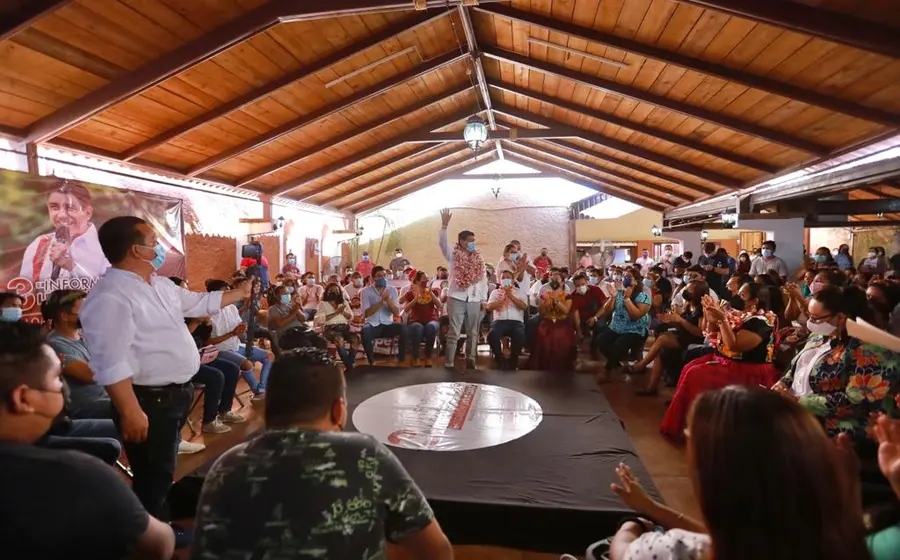 Salomón Jara rodeado de personas