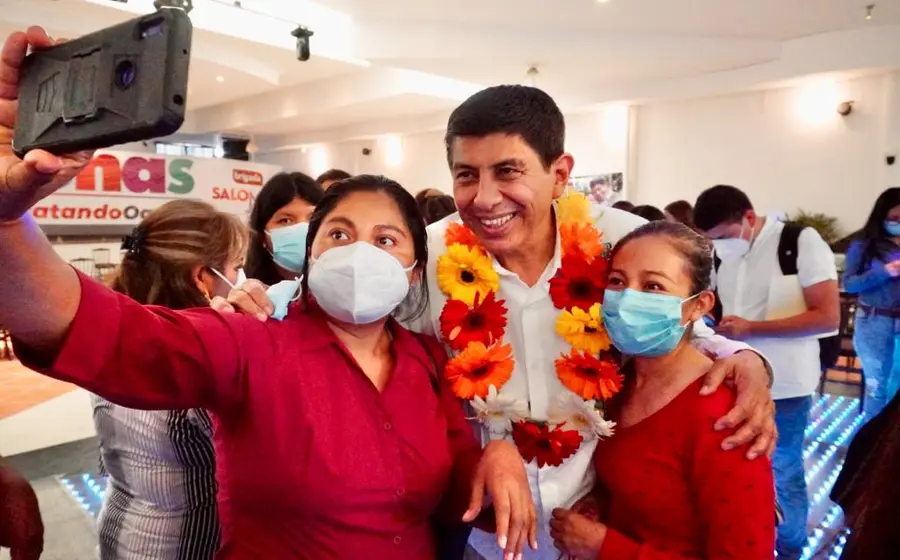 Salomón jara tomándose foto con militantes