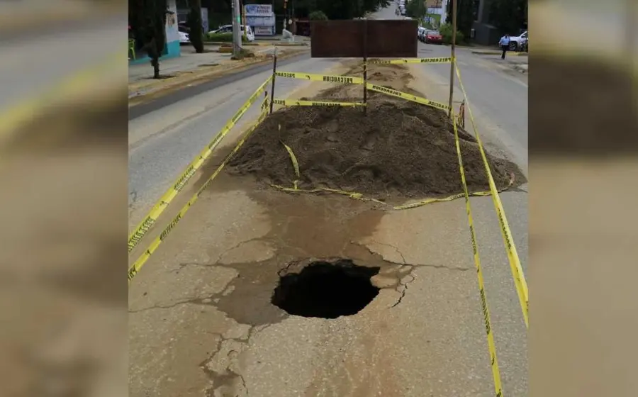 Socavón en calles de Oaxaca