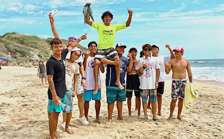 Surfistas oaxaqueños.