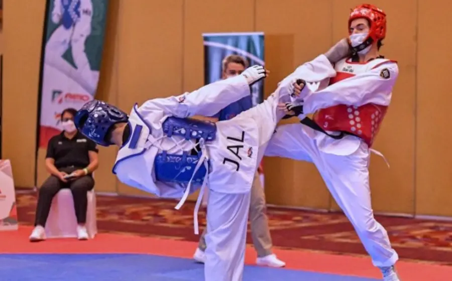 Taekwondoines luchando