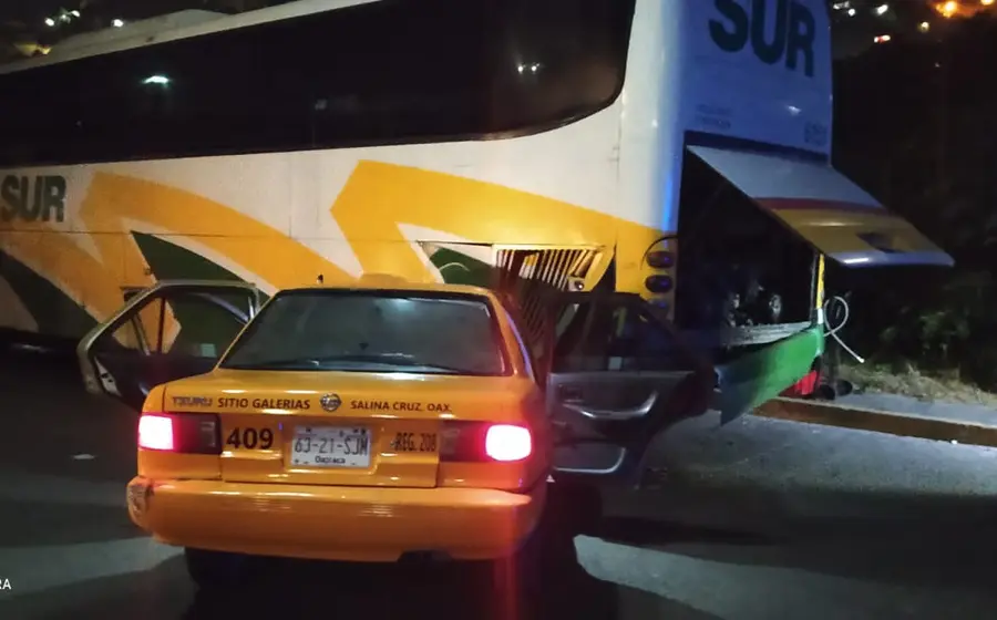 Accidente entre taxi y autobus