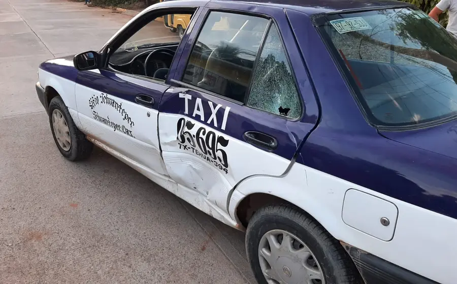 Taxi impactado por el motociclista