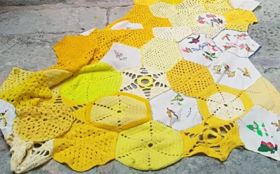 Elaboración de panal monumental textil.