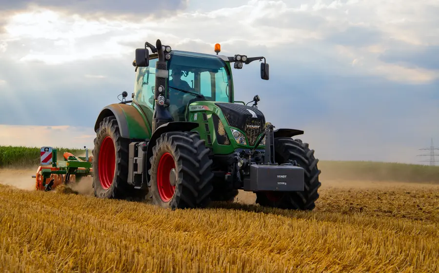 Tractor avanzando por el campo