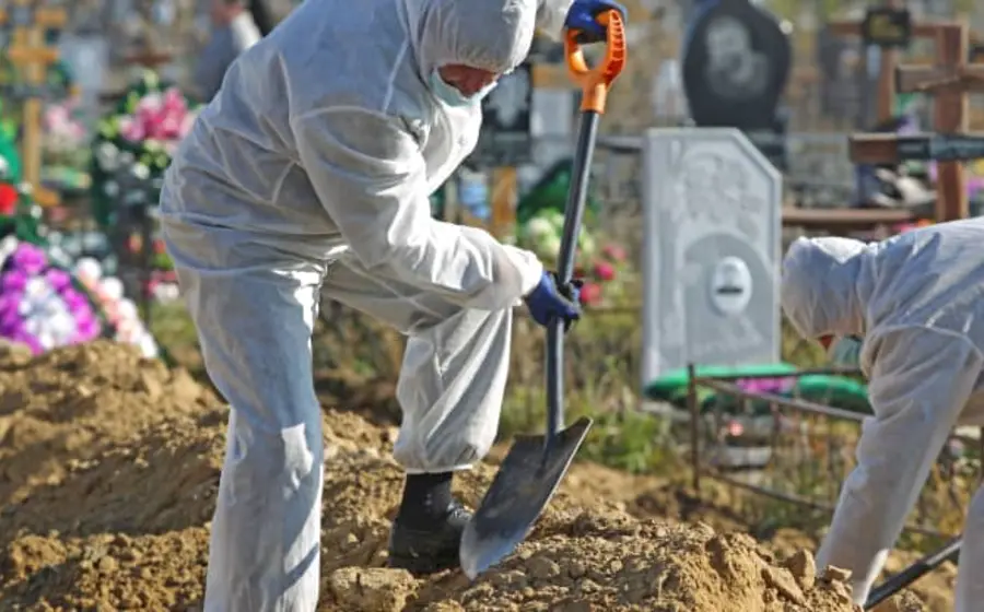 Personas cavando tumbas en cementerio de Rusia