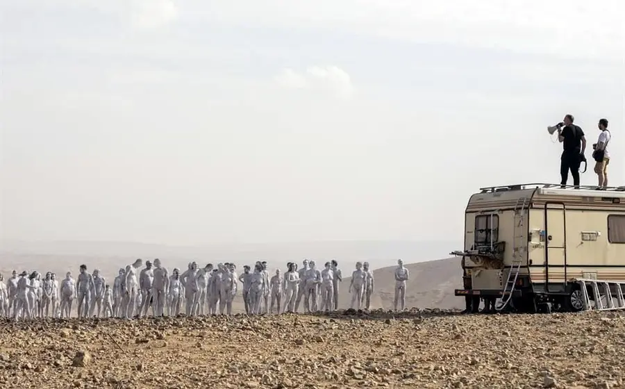 Tunick detalló que cubrió a sus modelos con pintura blanca para evocar la historia bíblica de la esposa de Lot, de quien se dice se convirtió en estatua de sal por haber mirado atrás la destrucción de su pueblo.