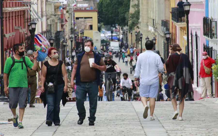 Turistas caminando en Oaxaca